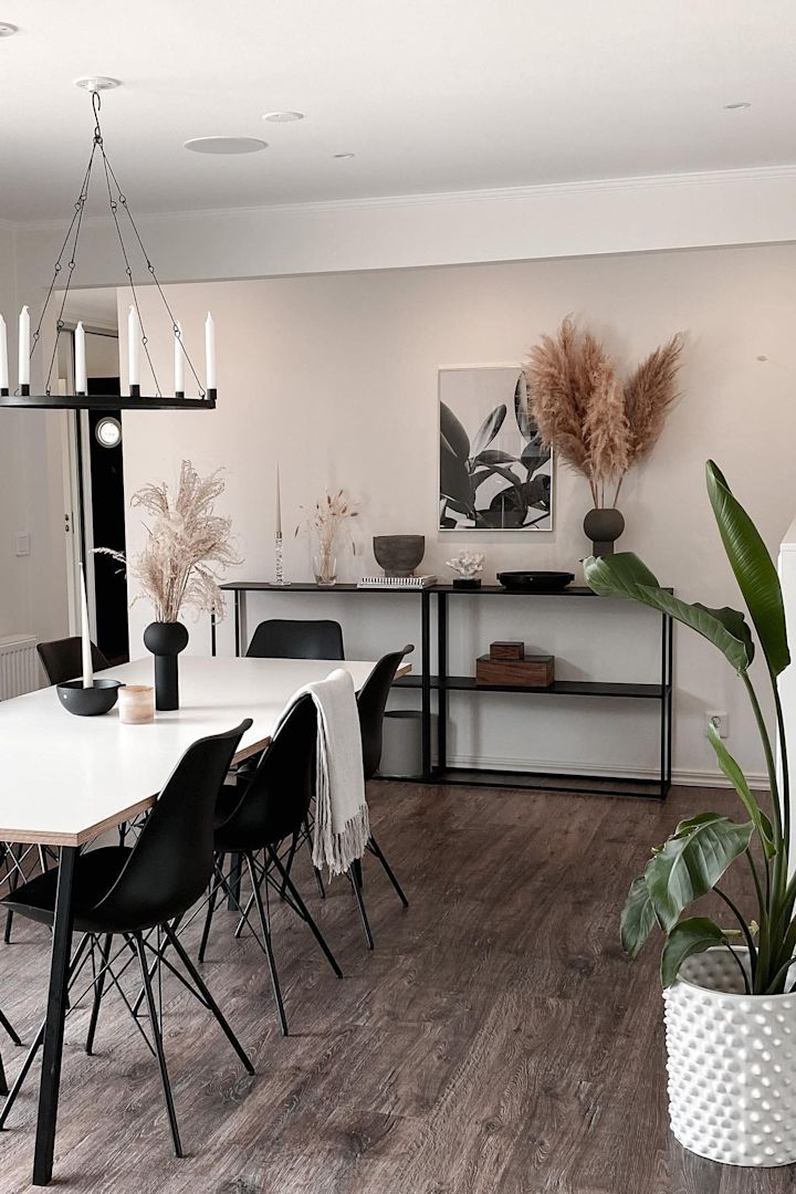 Boho y otros estilos de decoración: aquí puedes ver la zona de comedor amueblada con sillas negras y elementos decorativos negros de la usuaria de Instagram @pineapplesunny.