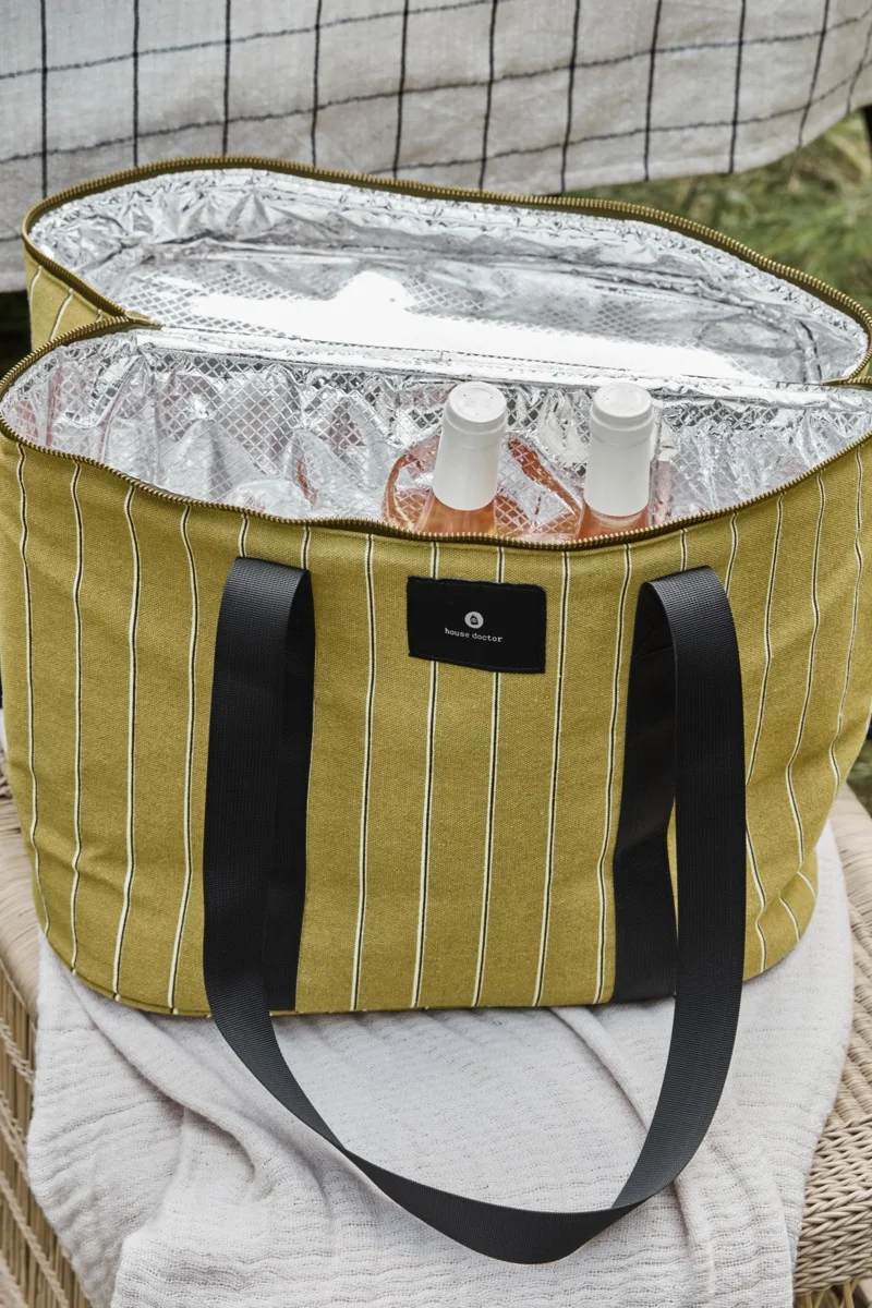 Bolsa térmica a rayas verde oliva abierta con asas negras, dos botellas de vino rosado dentro.