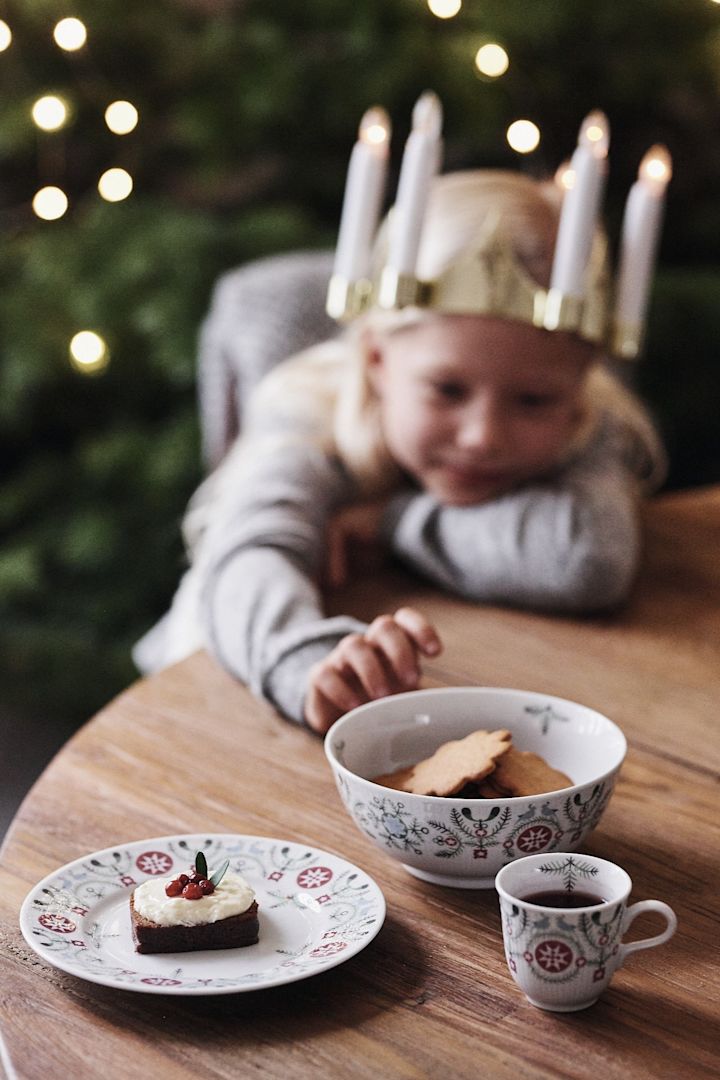 Cómo decorar con adornos navideños tradicionales escandinavos: llena tus desayunos de espíritu navideño con la colección Swedish Grace Winter.
