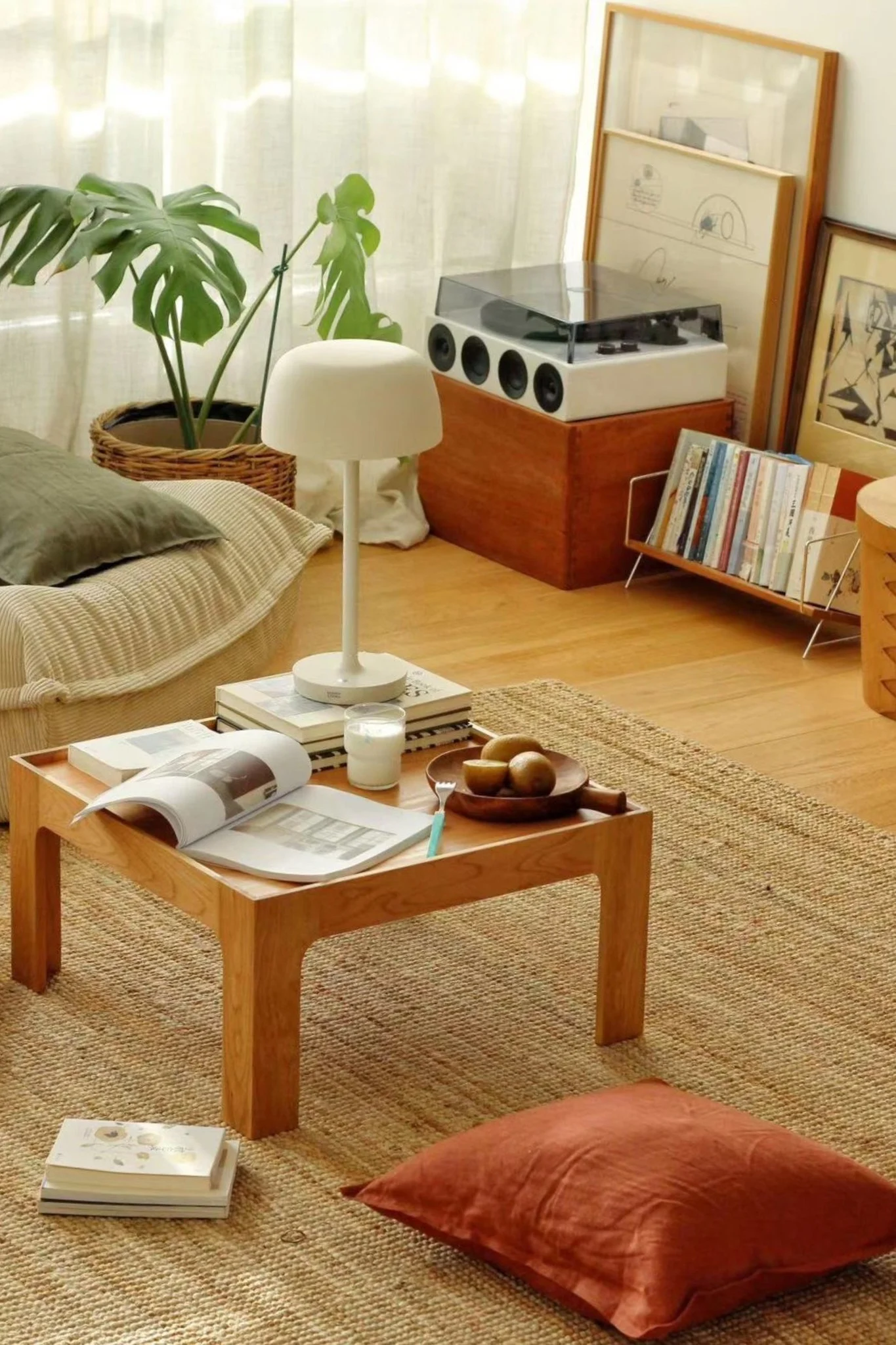 La lámpara de mesa Halo en color beige de Scandi Living destaca en un salón de estilo boho.