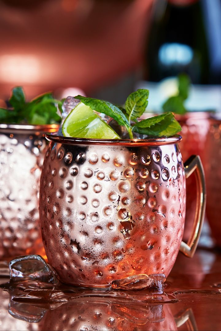 Sirve tu mojito sin alcohol en una taza de cobre fría de Dorre.