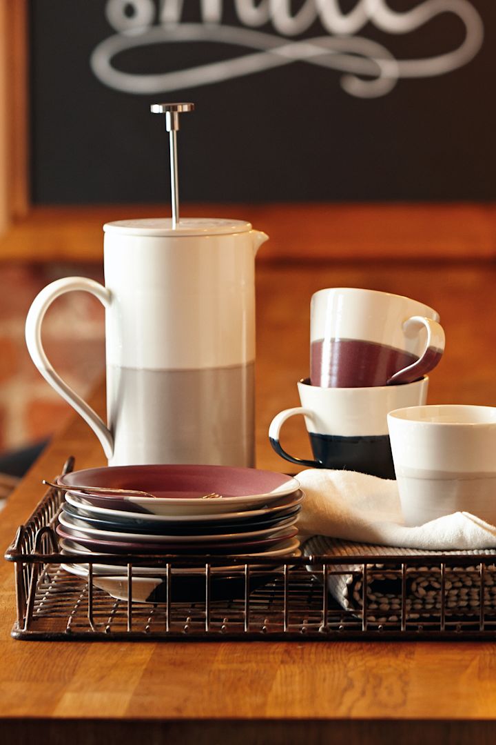 Regala una prensa francesa para disfrutar de un delicioso café el Día del Padre. Aquí puedes ver la prensa francesa Coffee Studio de Royal Doulton en un acogedor ambiente de bar.