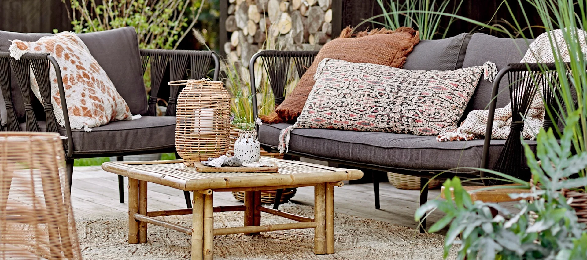 Decorar un balcón boho: con la marca Bloomingville, podrá crear un acogedor balcón boho en un abrir y cerrar de ojos con muebles y textiles.