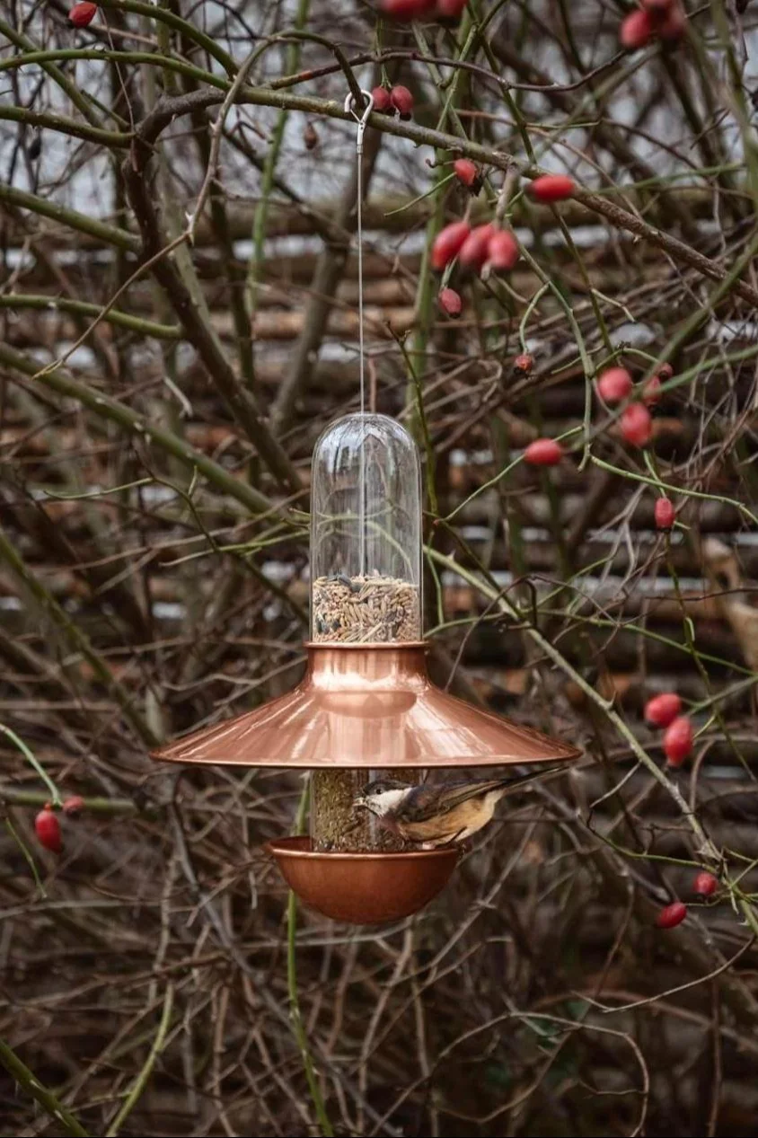 ¿Está en tu lista de tareas para el otoño el alimentar a los pájaros? ¡Entonces utiliza el comedero para pájaros De Luxe de Eva Solo!