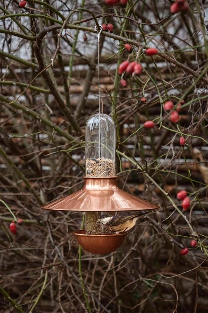¿Está en tu lista de tareas para el otoño el alimentar a los pájaros? ¡Entonces utiliza el comedero para pájaros De Luxe de Eva Solo!