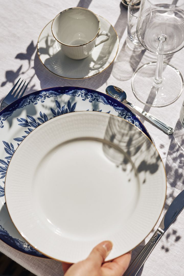 Una elegante idea para poner la mesa con velas altas y un toque de azul de la colección Havspil de Scandi Living.