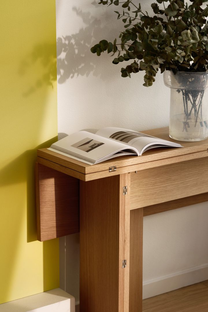 Los muebles multifuncionales son una de las tendencias de diseño de interiores escandinavas para 2024; aquí está la mesa Flip en roble de Design House Stockholm, una mesa con tres posibilidades.