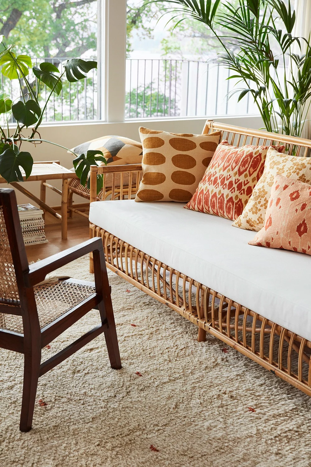 Varios cojines de Chhatwal&Jonsson de estilo boho en un sofá de un salón boho.