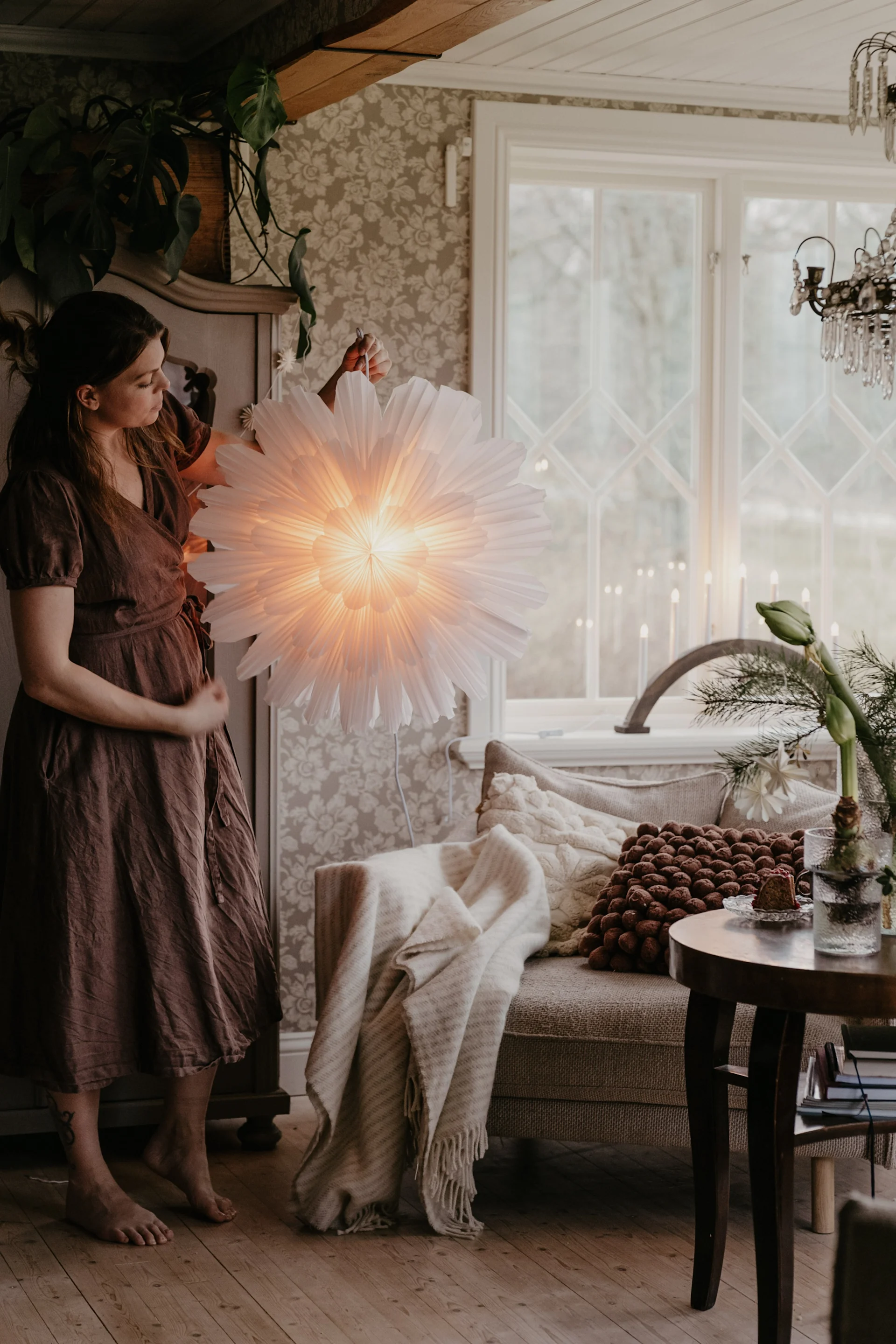 Johanna Berglund @snickargladjen comparte consejos sobre manualidades navideñas DIY. Aquí, Johanna sostiene la famosa estrella de Navidad de papel Snöblomma de Watt & Veke.