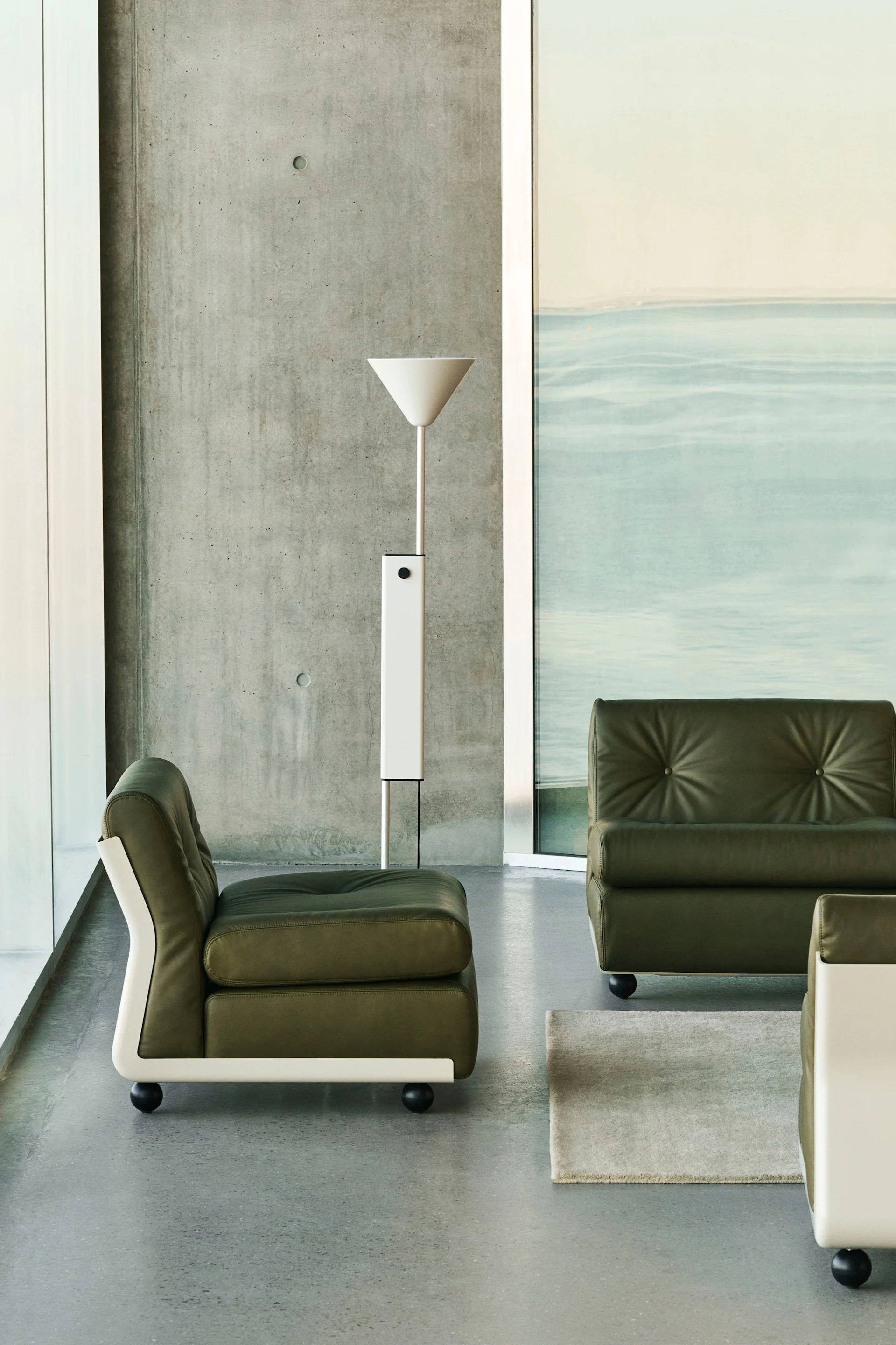 Dentro de las tendencias de color para interiores en 2026 se encuentran los verdes naturales. Aquí se muestra un módulo de sofá en verde musgo de HAY.