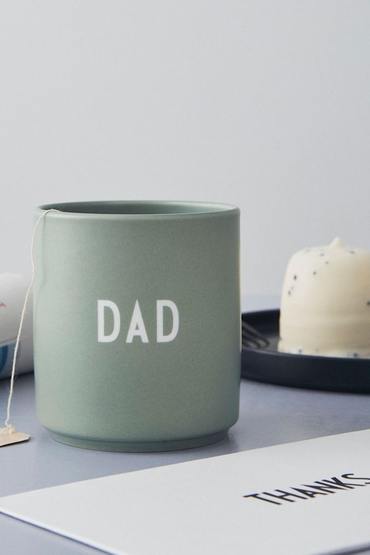 La taza perfecta para el Día del Padre es la taza verde con el estampado de Papá de Design Letters.