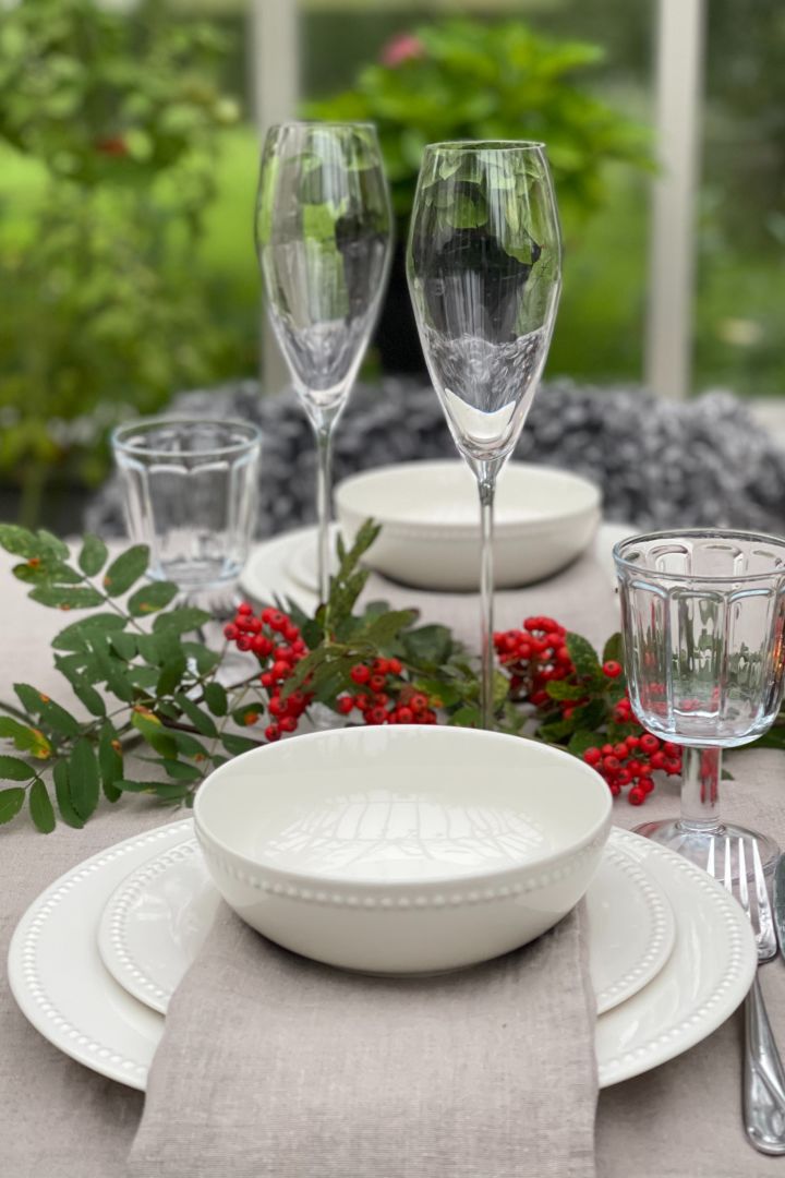 El plato Scandi Living Dots en blanco es un detalle encantador en este elegante servicio de mesa con elementos de la naturaleza. 
