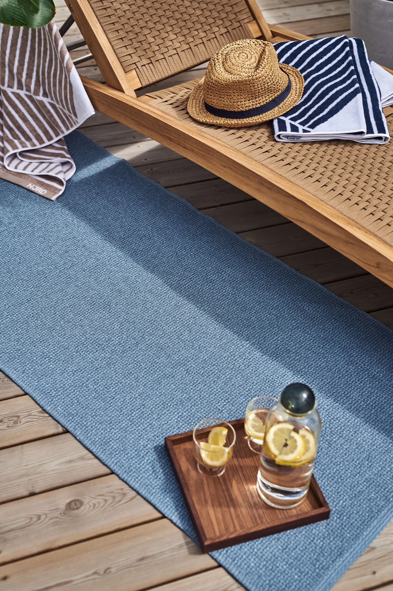 Aquí puedes ver la alfombra de plástico azul, Mellow , de Scandi Living. La alfombra de plástico azul Mellow, de Scandi Living, perfecta para el verano y para crear una sensación acogedora en tu espacio exterior.
