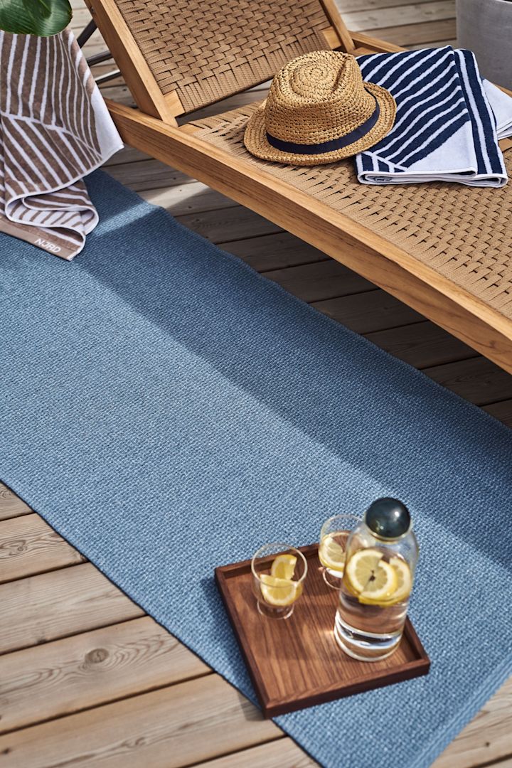 Aquí puedes ver la alfombra de plástico azul, Mellow , de Scandi Living. La alfombra de plástico azul Mellow, de Scandi Living, perfecta para el verano y para crear una sensación acogedora en tu espacio exterior.