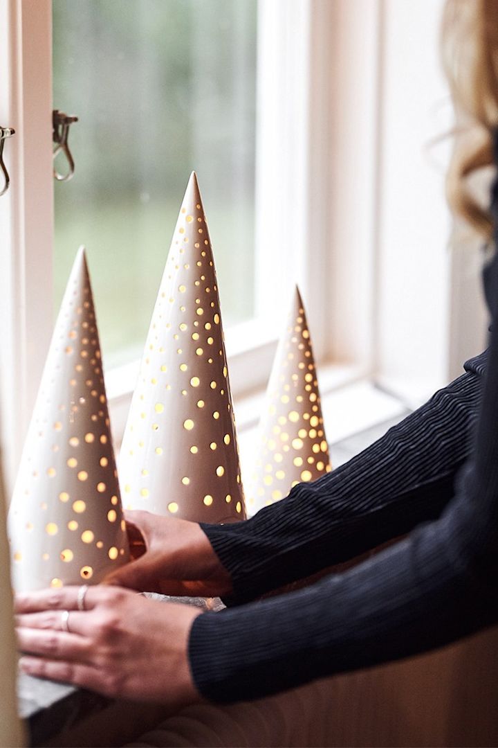 Las linternas de Kähler en forma de abetos son las perfectas decoraciones de Adviento para el alféizar de la ventana.