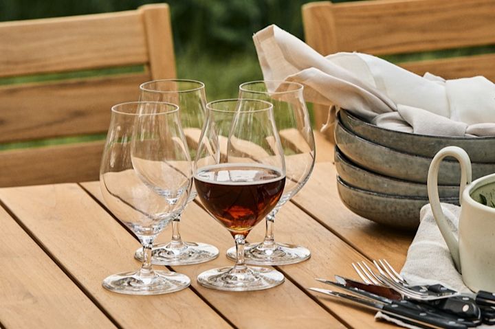 Aprende a elegir el tipo de vaso de cerveza adecuado. Aquí ves un brindis con los vasos Beer Classic de Spiegelau con forma de tulipán.