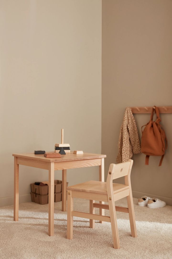 La mesa Saga de Kids Concept encaja perfectamente en la decoración de una habitación infantil, una elegante mesa de madera que encaja independientemente del estilo en la habitación infantil, aquí con la silla que la acompaña.