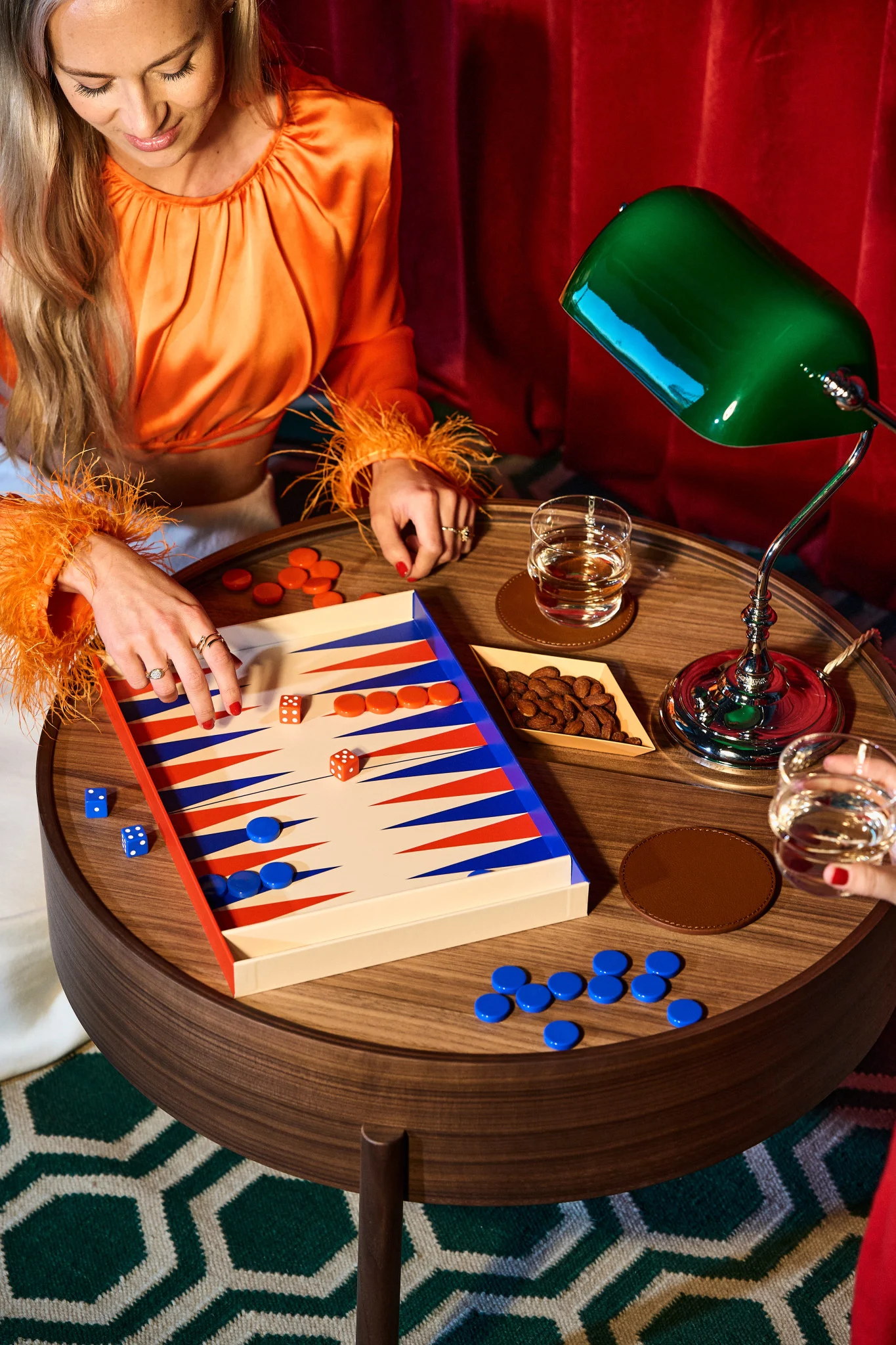 Cómo organizar una fiesta con juegos tradicionales, aquí en un ambiente retro con una lámpara verde clásica de Fritz Hansen.