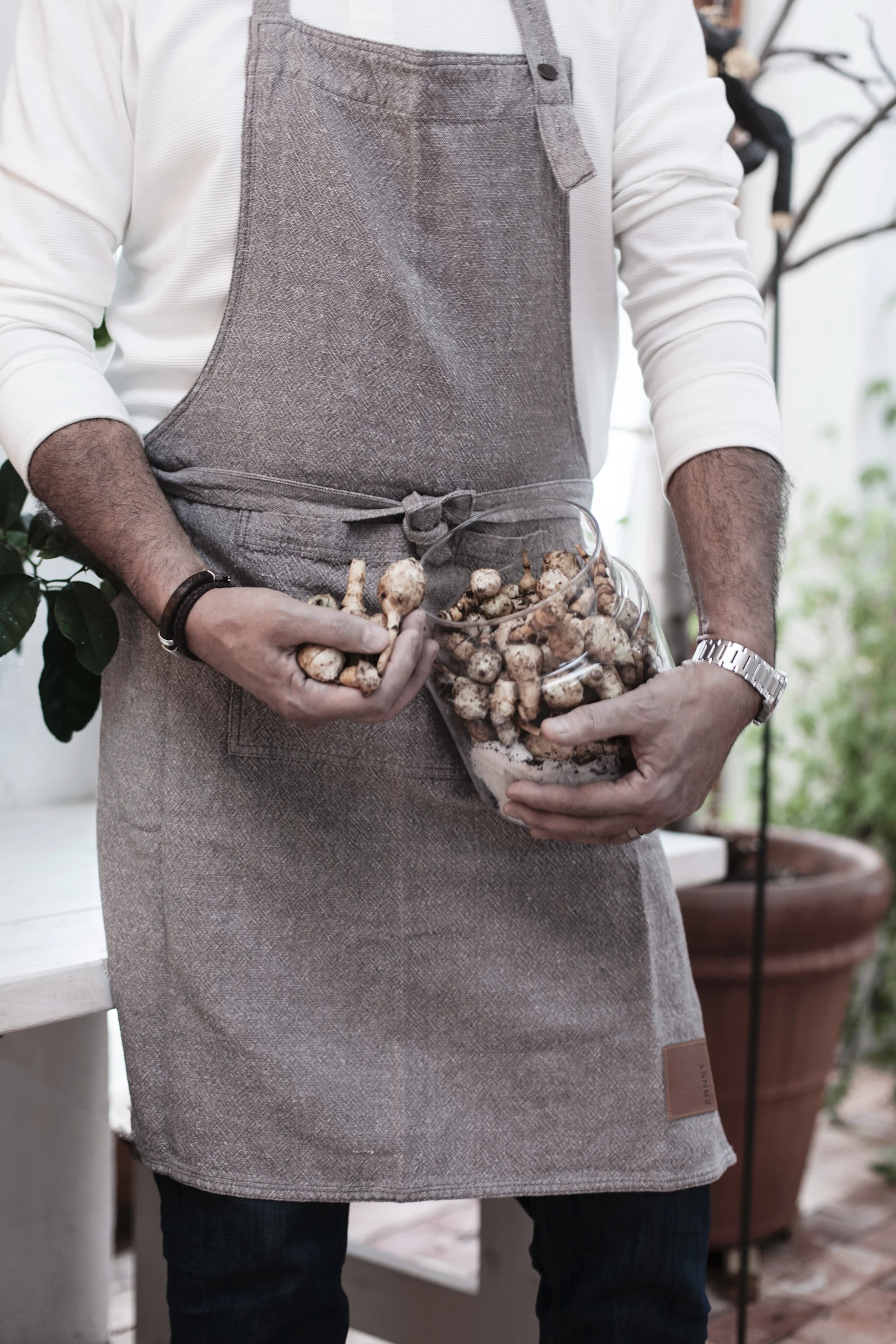 El delantal gris de Ernst no sólo es elegante, sino que también protege la ropa al cocinar, lo que lo convierte en una gran idea de regalo para el Día del Padre.
