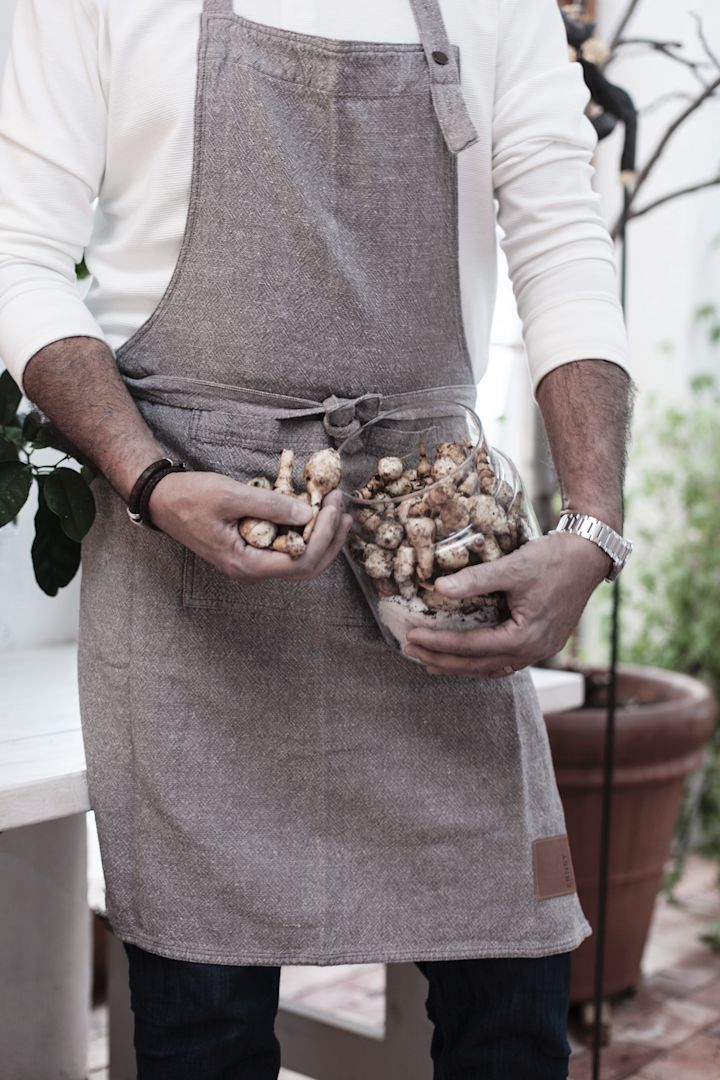 El delantal gris de Ernst no sólo es elegante, sino que también protege la ropa al cocinar, lo que lo convierte en una gran idea de regalo para el Día del Padre.