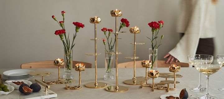 Decora la mesa de forma festiva: con Hilke y los candelabros Ninfea Alta de latón