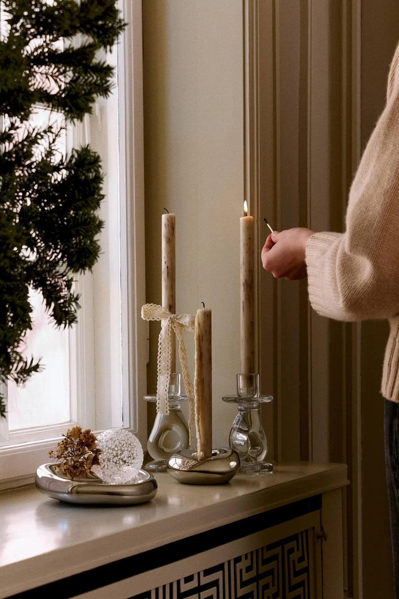 Diversas bolas de Navidad de Lene Bjerre se exhiben como decoración navideña sobre una mesa.