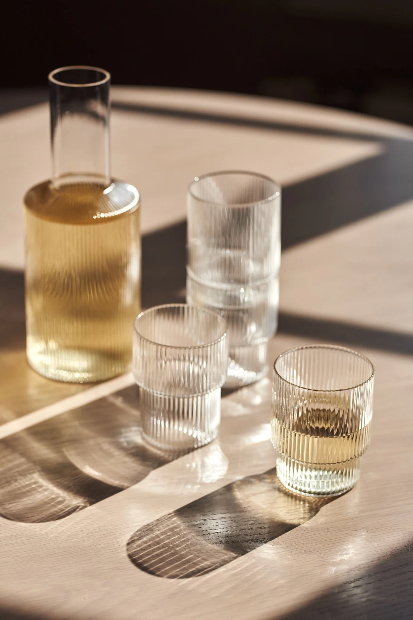 Los vasos de la colección Ripple de Ferm Living siempre crean un ambiente elegante y están disponibles para cualquier tipo de bebida: perfectos como regalo para el Día de la Madre.