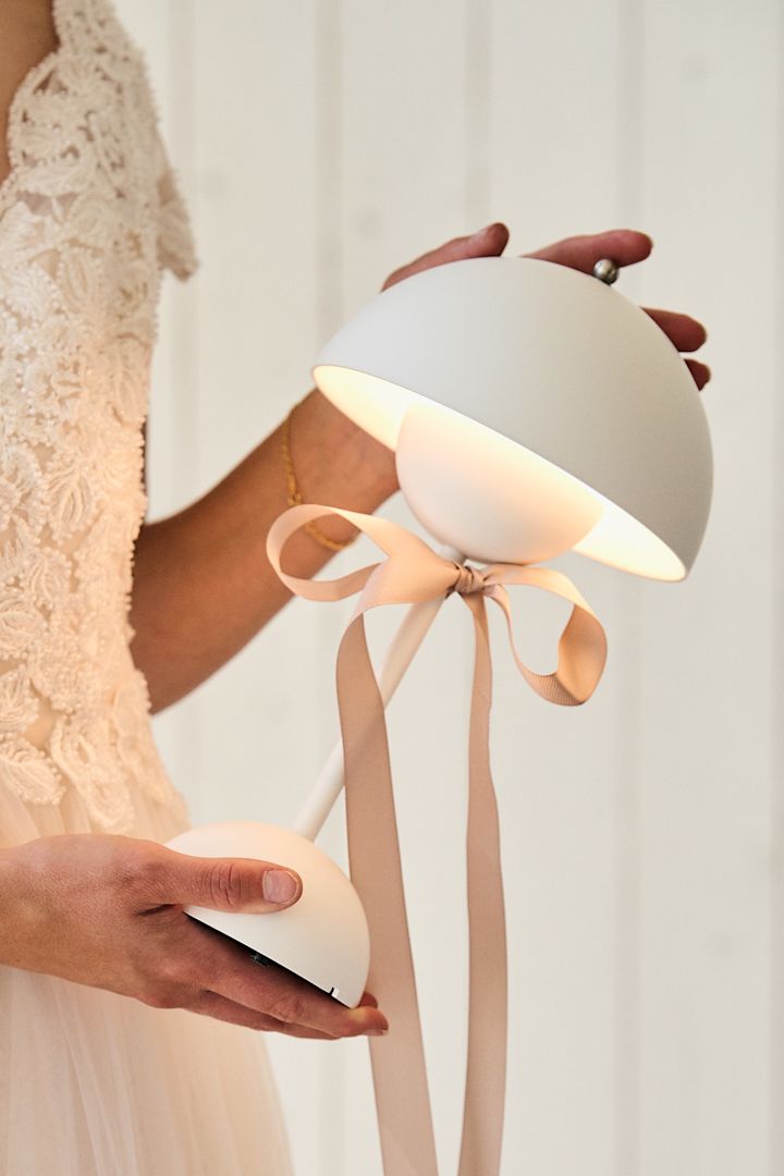 La lámpara portátil Flowerpot VP9 en color blanco es un elegante regalo de bodas para el gran día y más allá.