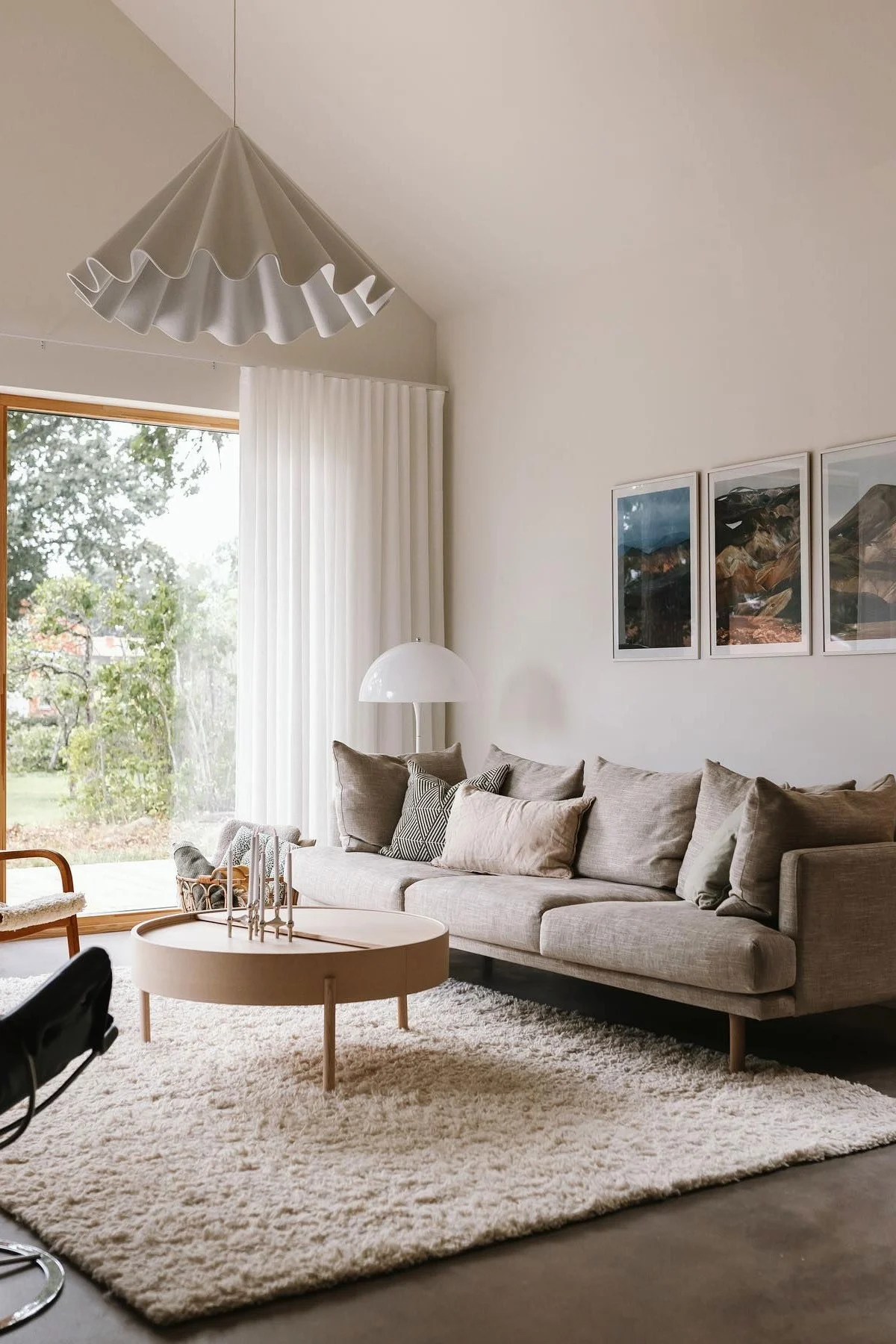 En el salón de estilo escandinavo de @applaudden, la lámpara colgante Dancing blanca cuelga del techo.