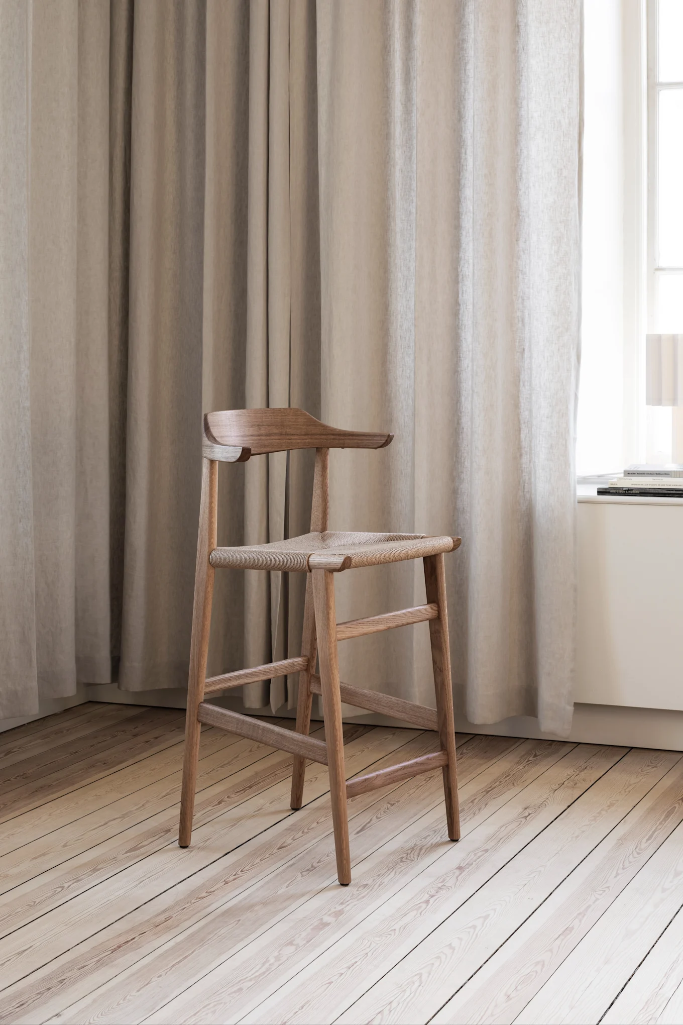 Gärsnäs: la imagen muestra el taburete de bar Hedda con asiento tejido de Gärsnäs.