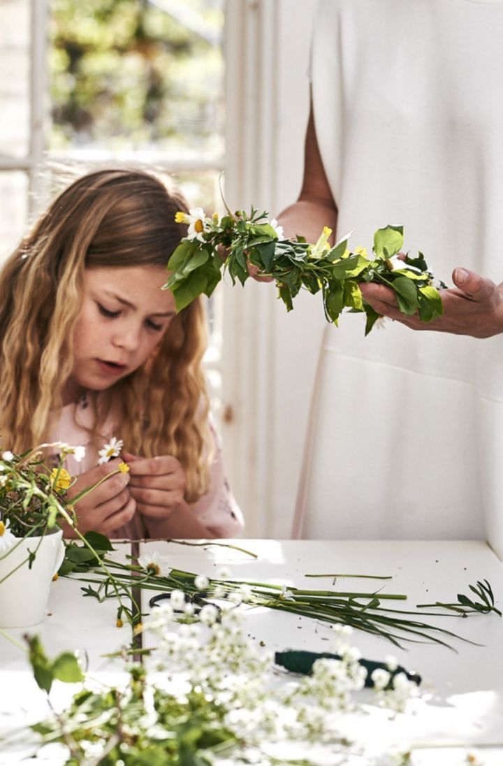 Organiza una auténtica fiesta sueca de Midsommar y disfruta haciendo coronas de flores para toda la familia. 