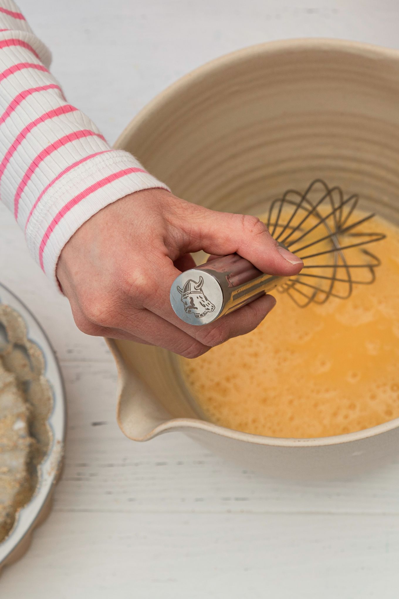 Prepara un clásico pastel sueco Silvia con la sencilla receta de pastel de Pascua de Baka med Frida. Bate la masa del pastel de Pascua con el batidor de globo Nordic Ware para obtener una masa esponjosa.