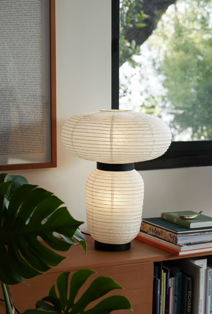 Japandi: Aquí puedes ver la lámpara de mesa Formakami JH18 de &Tradition, cuya pantalla está hecha de papel.