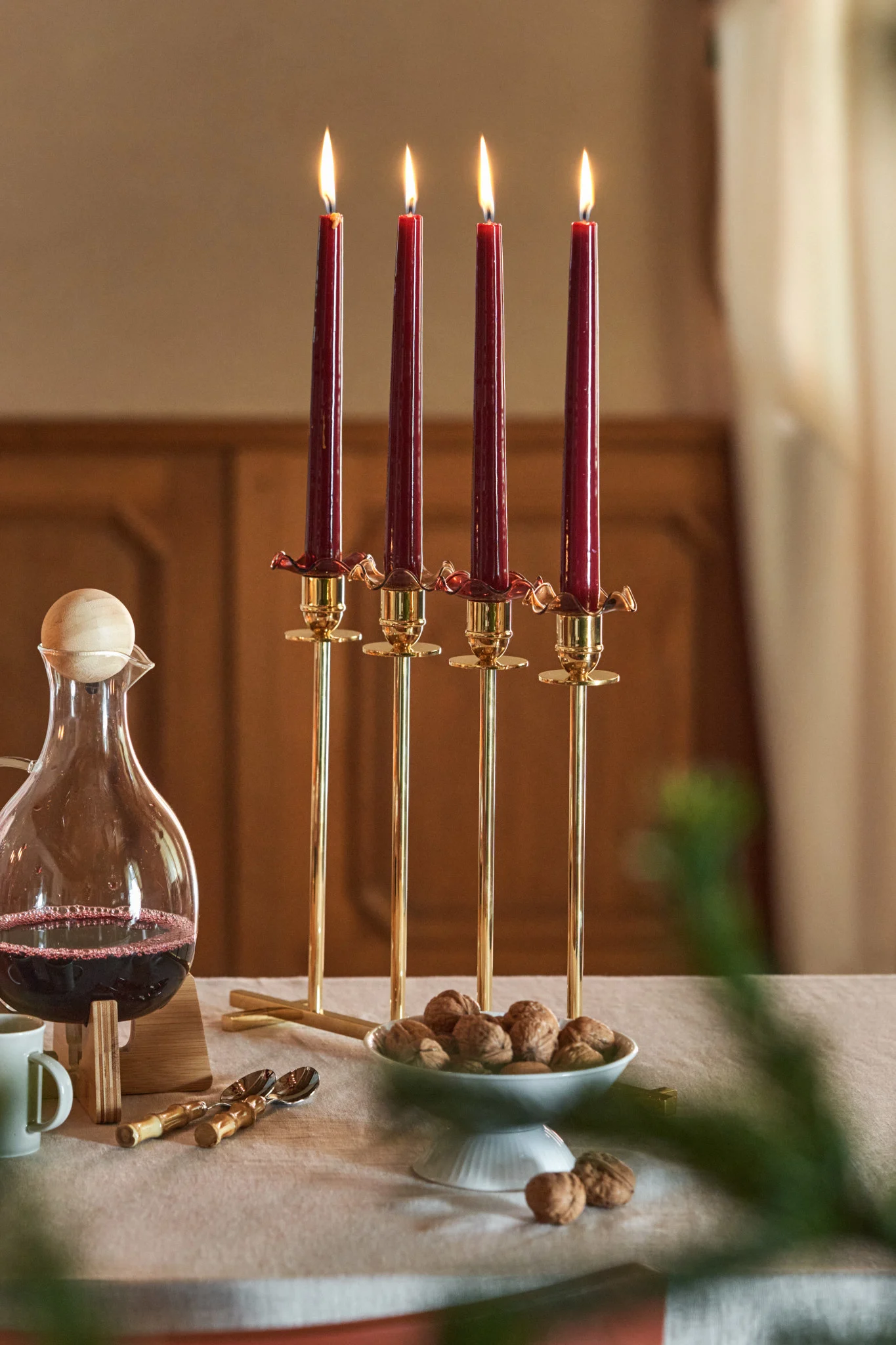 Aquí ves el elegante candelabro Alto de Hilke con cuatro velas rojas.