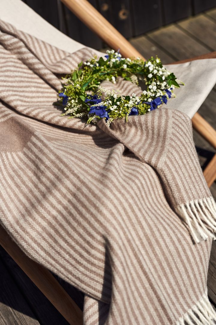 Organiza una auténtica fiesta sueca de midsummer y envuélvete a ti y a tus invitados en una acogedora manta en la fresca brisa de la noche. Esta manta NJRD Lines en beige es perfecta. 