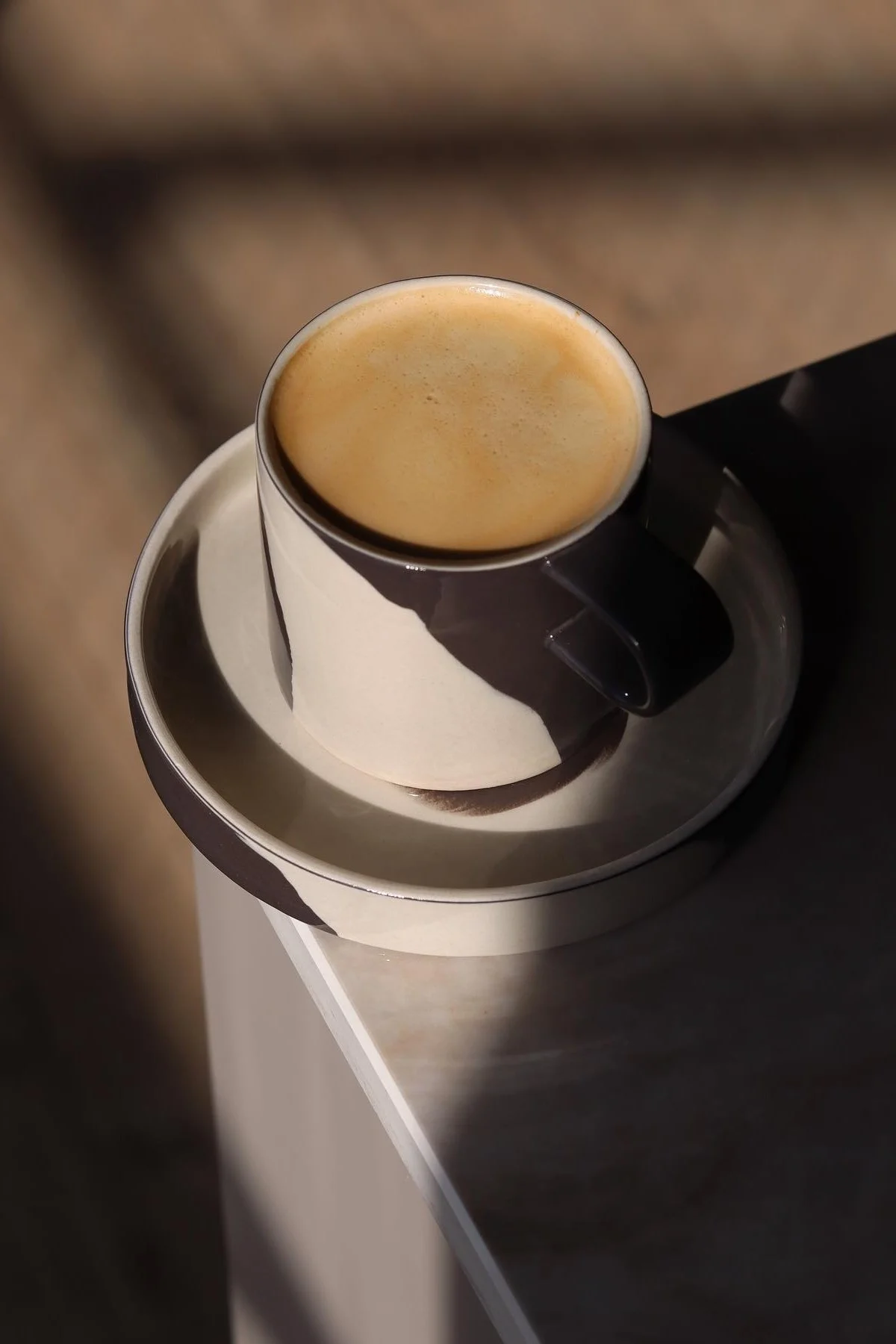 La taza con estampados en blanco y negro de Ferm Living está en una esquina de la mesa de la casa de @saraelineeriksen.