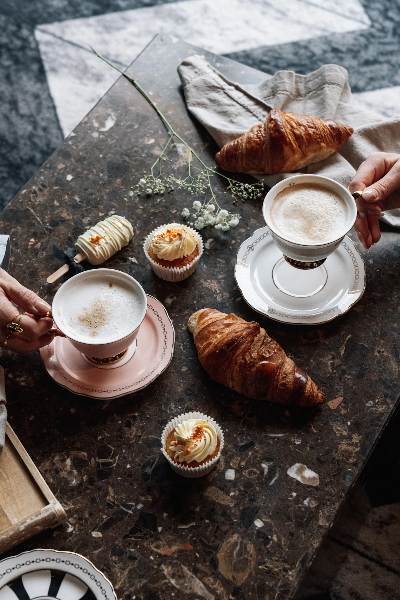Las tazas de café de la colección Anima de Hilke impresionan por sus colores, sus intrincados motivos y su diseño clásico.