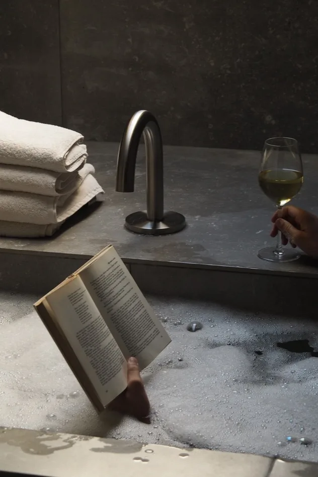 Relajarse en la bañera de Audo House con una copa de vino y un libro es una obligación para cualquier amante del diseño. 