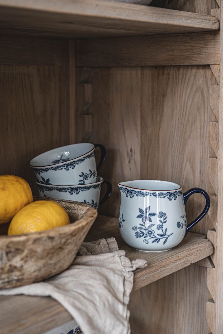 Taza de café Ostindia y una pequeña cafetera en casa, en la despensa del perfil de Instagram Hannes Mauritzson. 