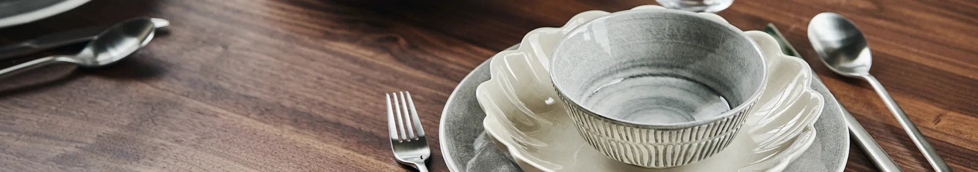 Inspiración para vestir la mesa en Nordic Nest, tanto para las celebraciones como para la vida cotidiana. En la foto, una mesa con la vajilla de Mateus en colores naturales con boles y platos.
