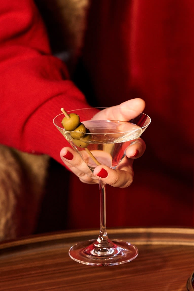 Aquí puede ver el tipo de copa de cóctel adecuado para un Martini con aceitunas.