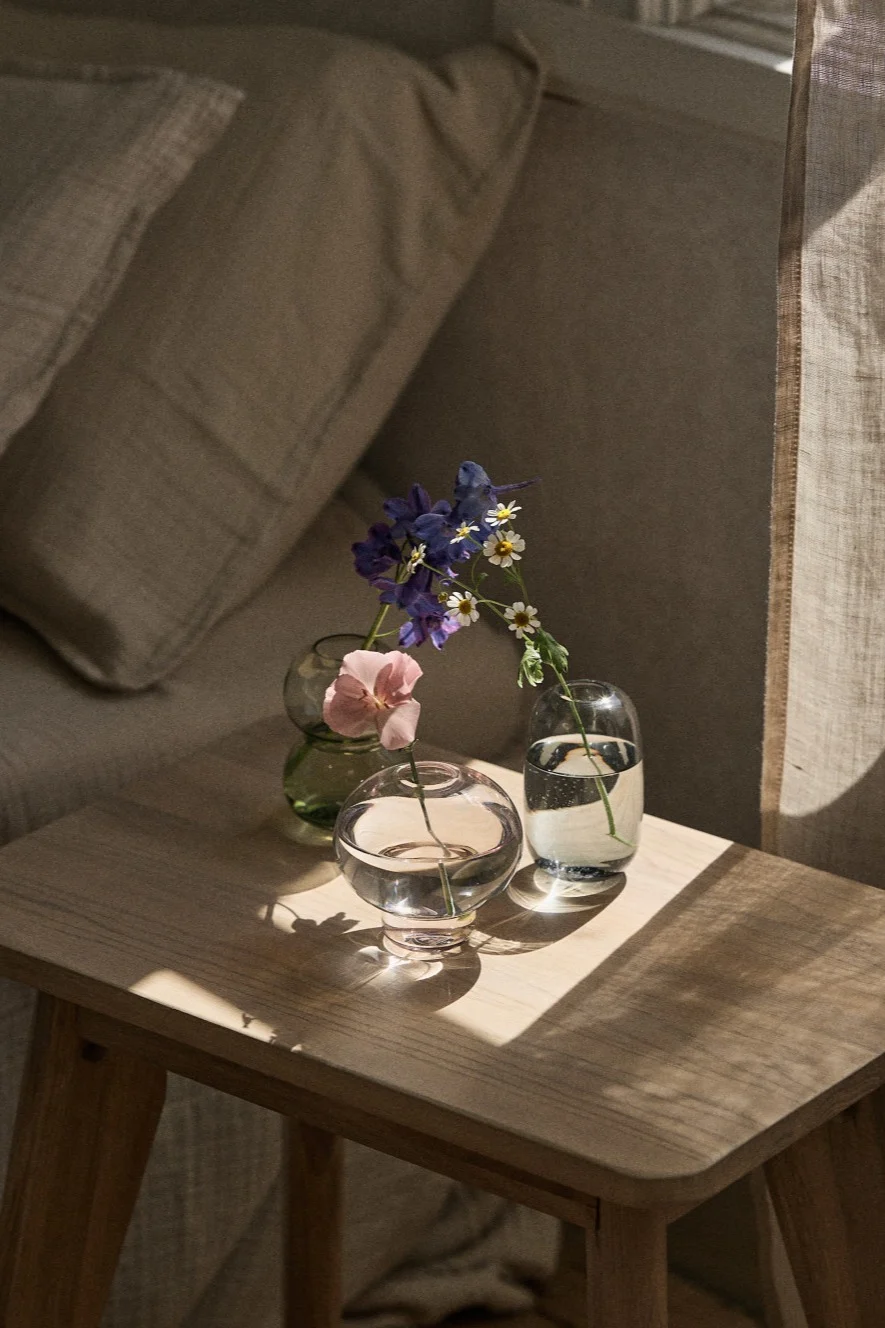 En el alféizar de una ventana se colocan varios jarrones pequeños para flores individuales o pequeños ramos. 