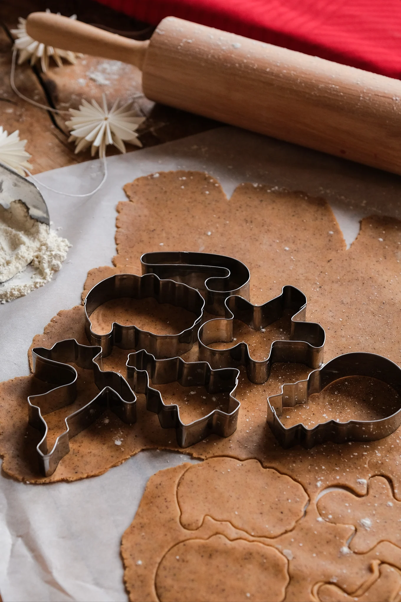 Repostería navideña: distintas formas de galletas de jengibre sobre una masa estirada.