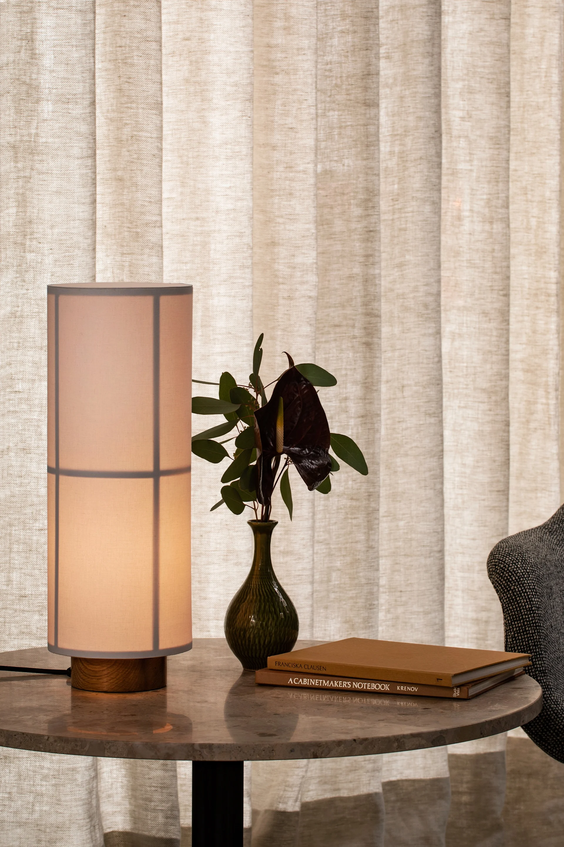 Lámparas escandinavas: aquí está la lámpara de mesa Hashira de Audo Copenhagen, diseñada al estilo Japandi, sobre una mesa auxiliar.