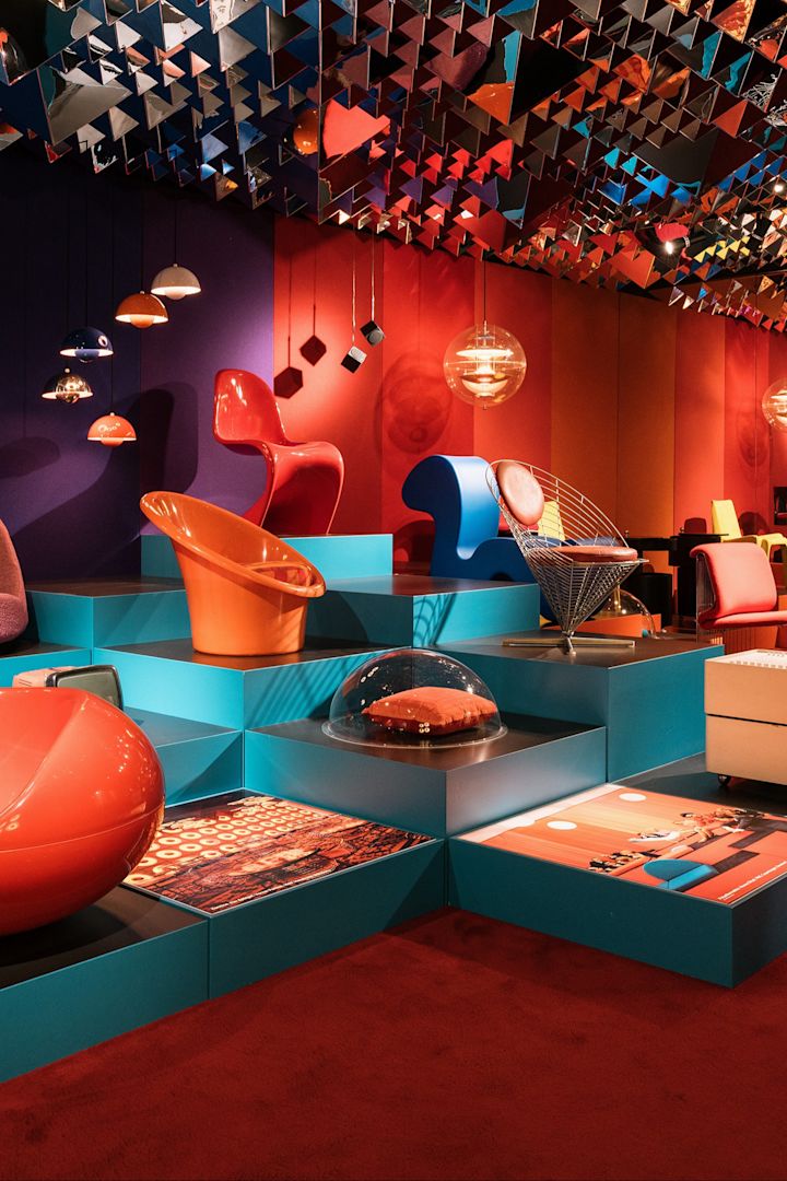 El Museo del Diseño de Copenhague es un lugar estupendo para contemplar el diseño clásico danés. Aquí puedes ver una sala con lámparas y sillas en rojo y azul.