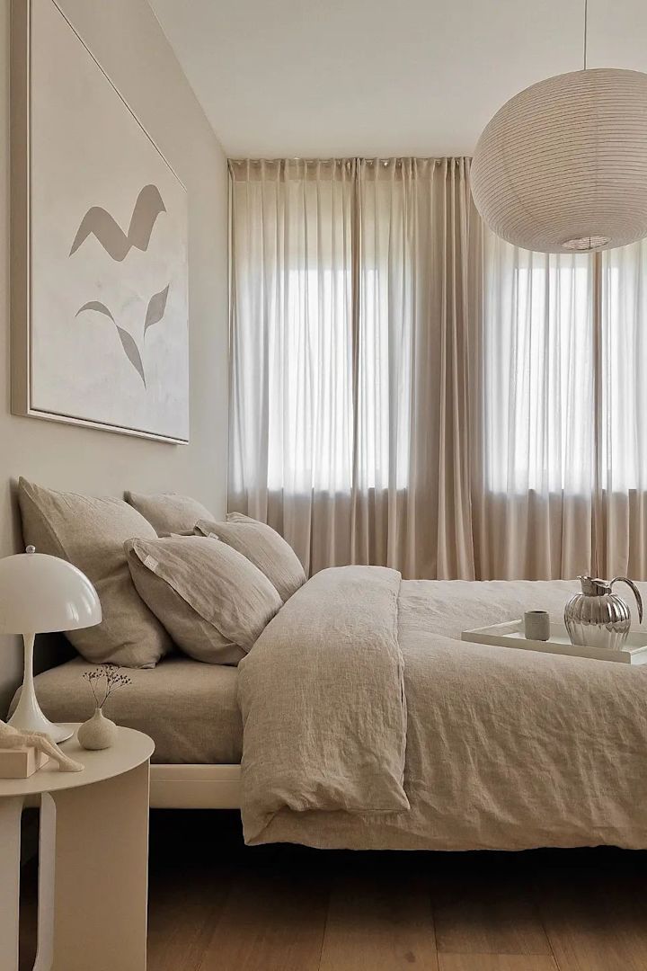 El acogedor dormitorio feng shui de @homagine en beige con la jarra Bernadotte y la lámpara de mesa Panthella.