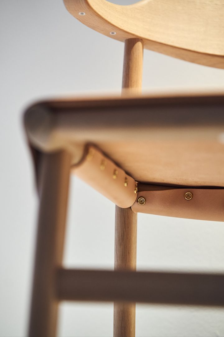 Gärsnäs: detalle del sillón Hedda, uno de los más populares de Gärsnäs, aquí en roble con asiento de cuero.