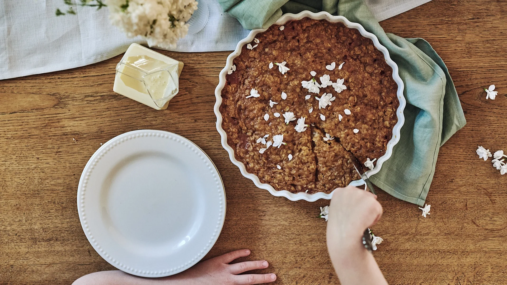 Sencilla y deliciosa receta de verano: tarta crujiente de ruibarbo decorada con flores. 