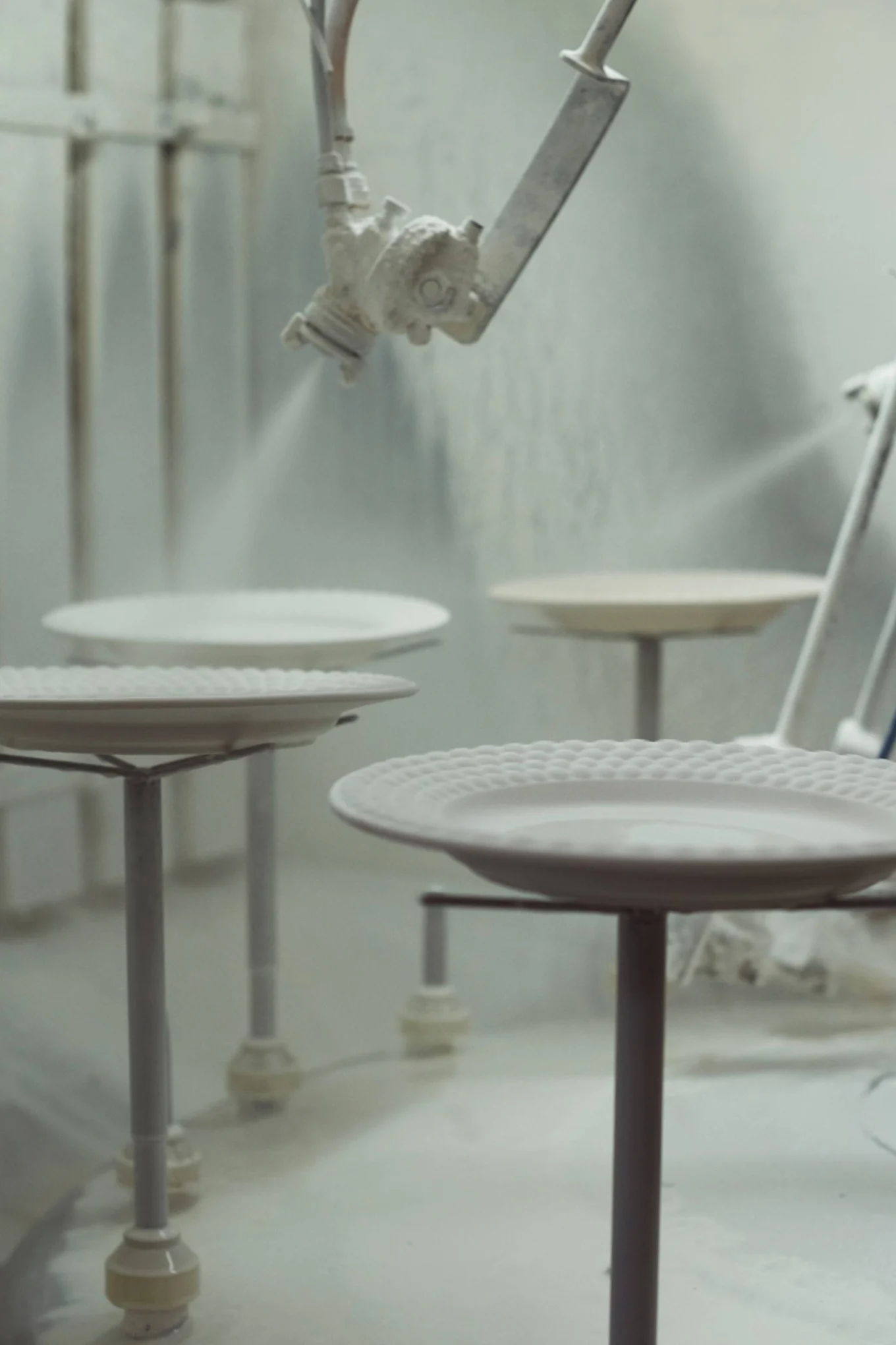 Las cerámicas Mateus se esmaltan en la etapa final antes de la cocción.