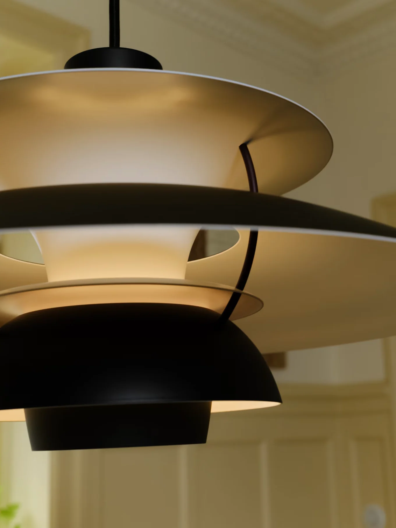 Una lámpara colgante moderna de múltiples capas con pantallas exteriores negras e interiores claras, iluminada desde dentro.